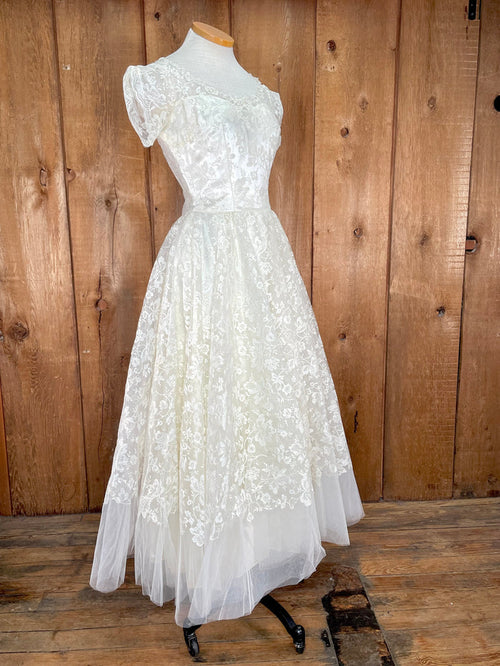 1955 Harzfeld’s Fit & Flare Bridal Dress    w26
