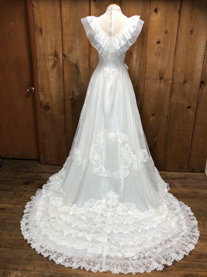 1983 Bridallure Lace Wedding Dress w/Train     W26