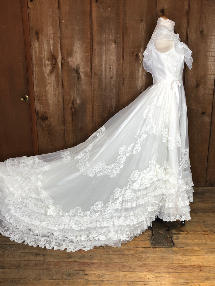 1983 Bridallure Lace Wedding Dress w/Train     W26