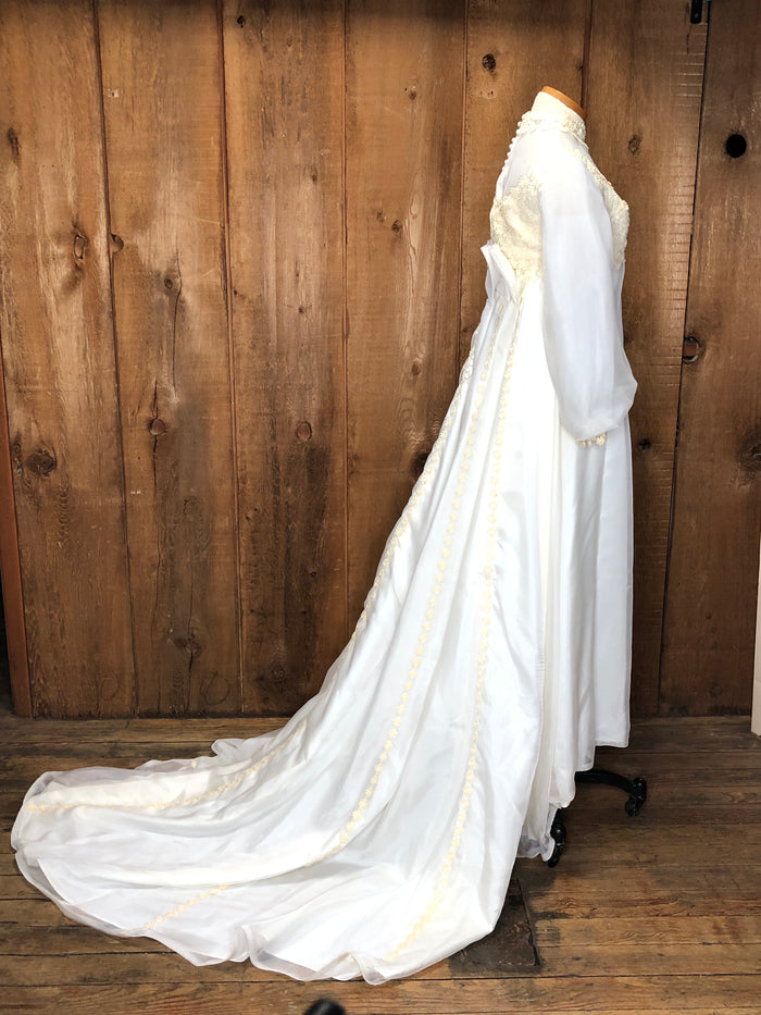60s Swansons Daisy Emb. Wedding Gown w/Matching Veil    w28
