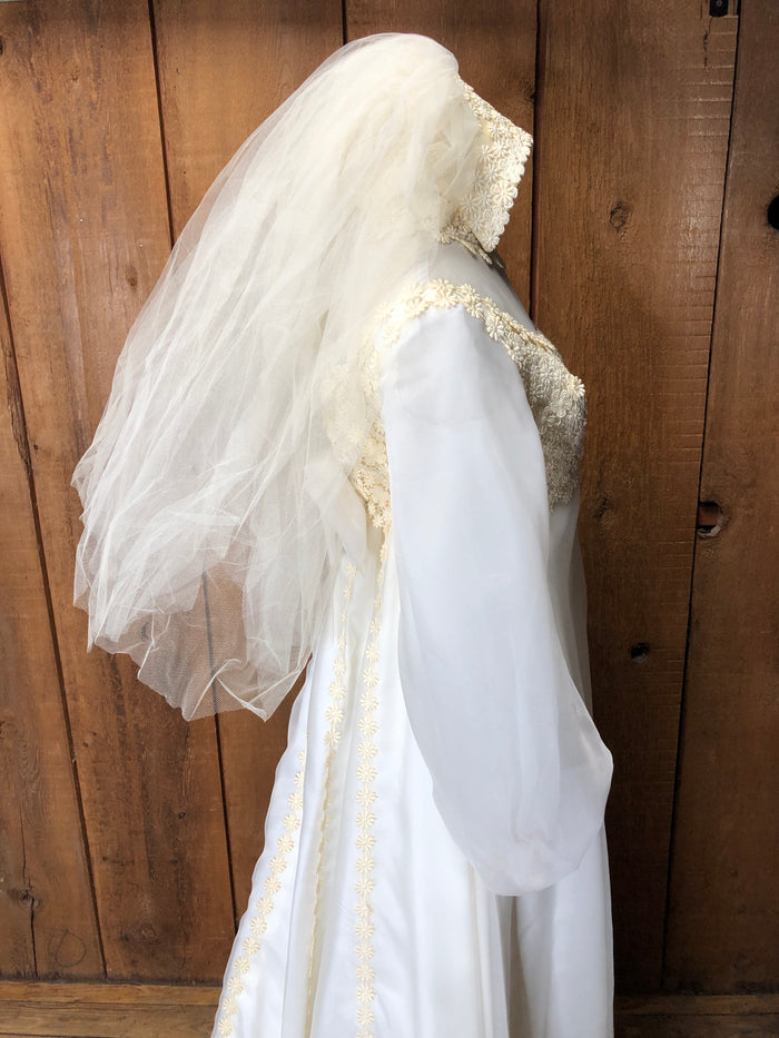 60s Swansons Daisy Emb. Wedding Gown w/Matching Veil    w28
