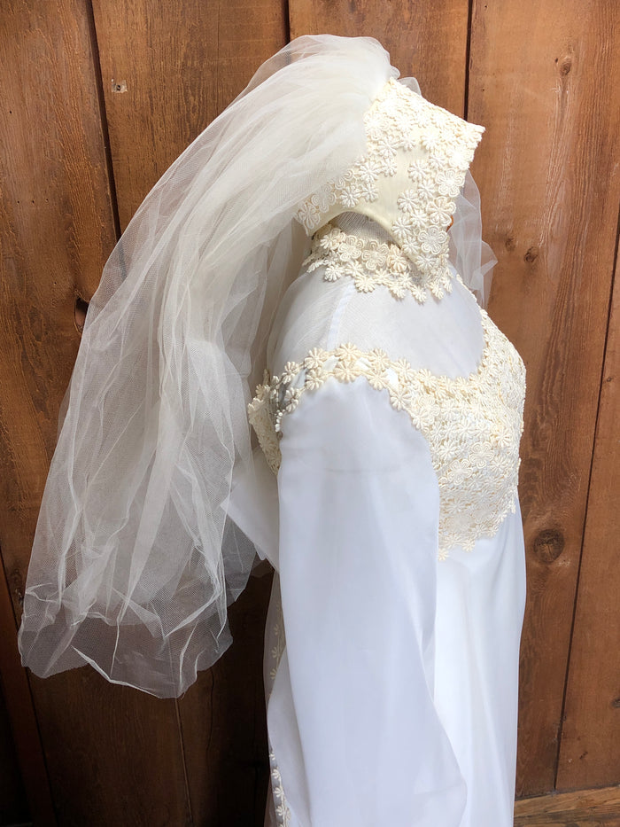 60s Swansons Daisy Emb. Wedding Gown w/Matching Veil    w28
