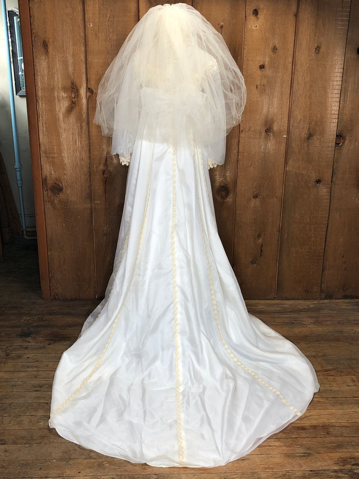 60s Swansons Daisy Emb. Wedding Gown w/Matching Veil    w28