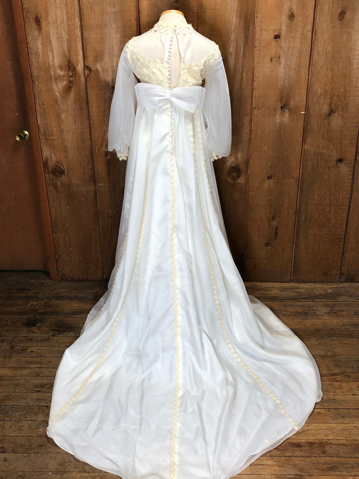 60s Swansons Daisy Emb. Wedding Gown w/Matching Veil    w28