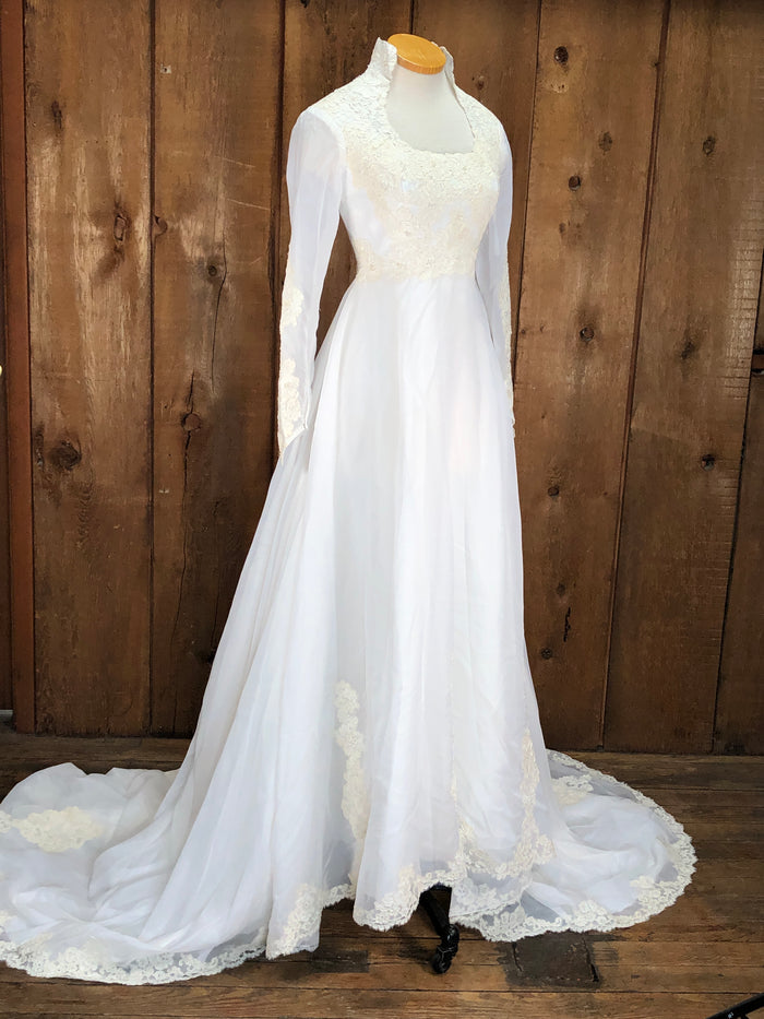 70s ILGWU Pearl & Lace Wedding Gown w/Train    W27