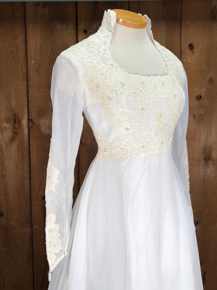 70s ILGWU Pearl & Lace Wedding Gown w/Train    W27
