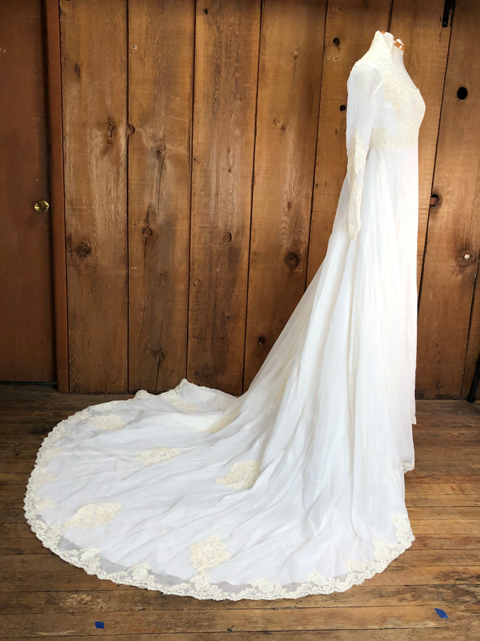 70s ILGWU Pearl & Lace Wedding Gown w/Train    W27