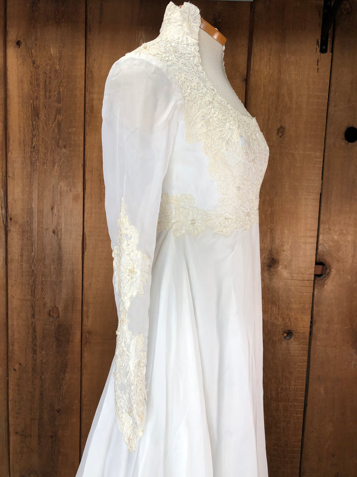 70s ILGWU Pearl & Lace Wedding Gown w/Train    W27