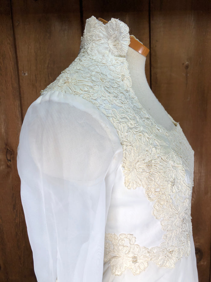 70s ILGWU Pearl & Lace Wedding Gown w/Train    W27