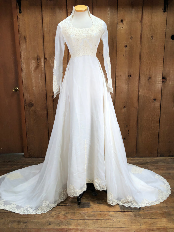 70s ILGWU Pearl & Lace Wedding Gown w/Train    W27