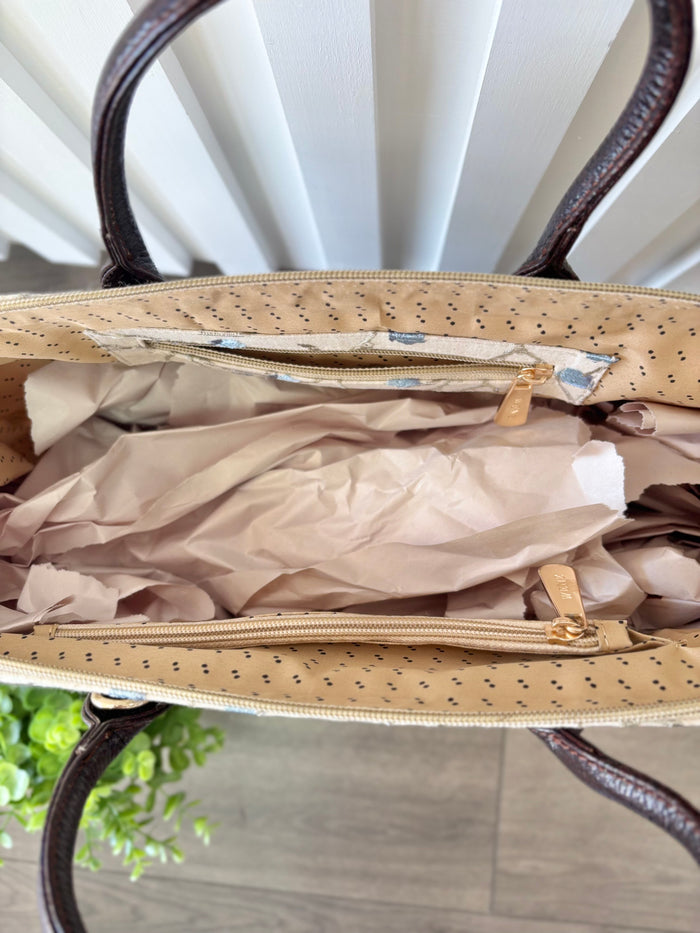 Open zipper top bag with inside pockets.