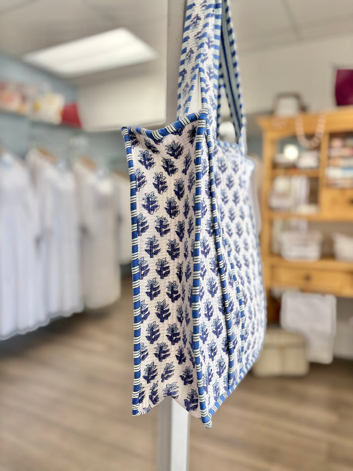Blue floral print quilted bag