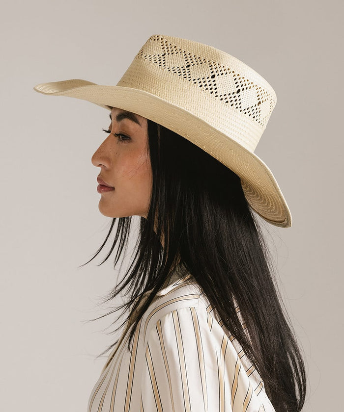 Woman wearing a straw hat with a neutral background #color_natural