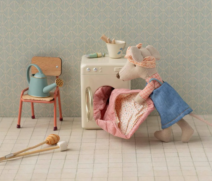 chair, mouse - coral