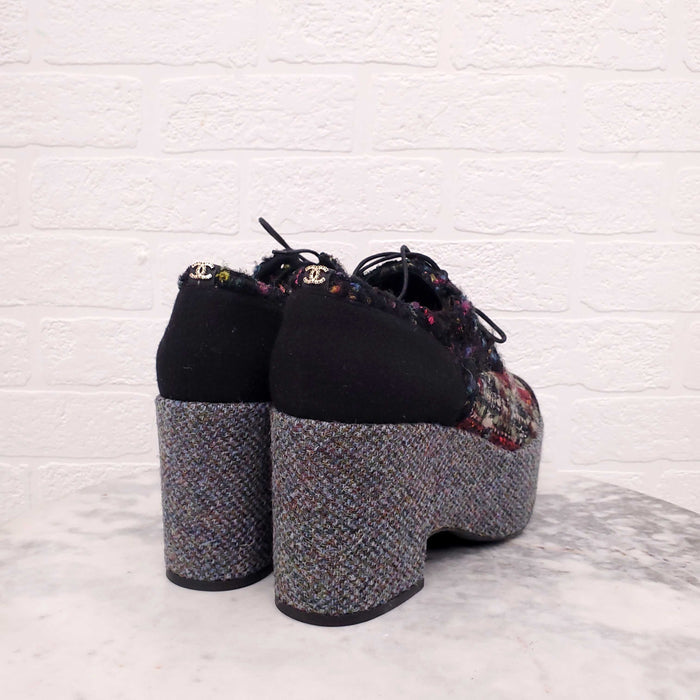 CHANEL GREY TWEED AND FELT PLATFORM OXFORDS - SIZE 39.5