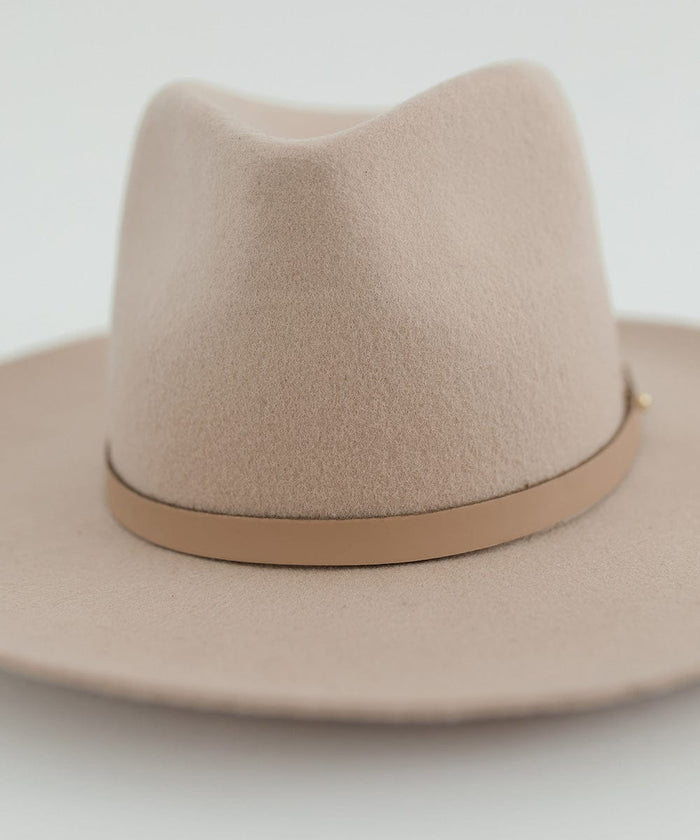 Close up image of a cream hat with a tan genuine leather thin hat band against a plain background #color_tan