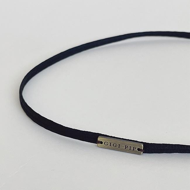 A black grosgrain band on a plain background #color_black