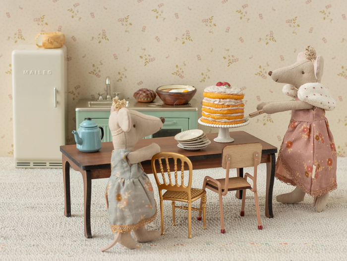 long dining table, mouse