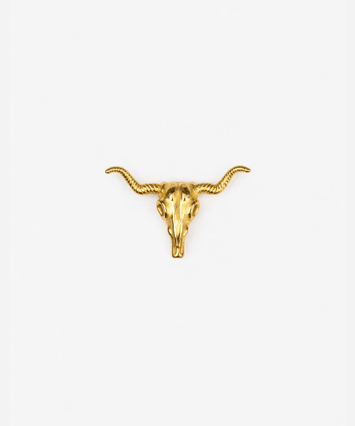 Gold longhorn skull hat pin on a white background #color_gold