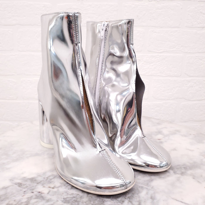 MAISON MARGIELA SILVER PATENT HEELS WITH SPLIT DETAIL - SIZE 38