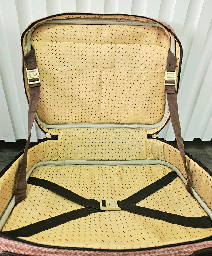 Open suitcase bag.