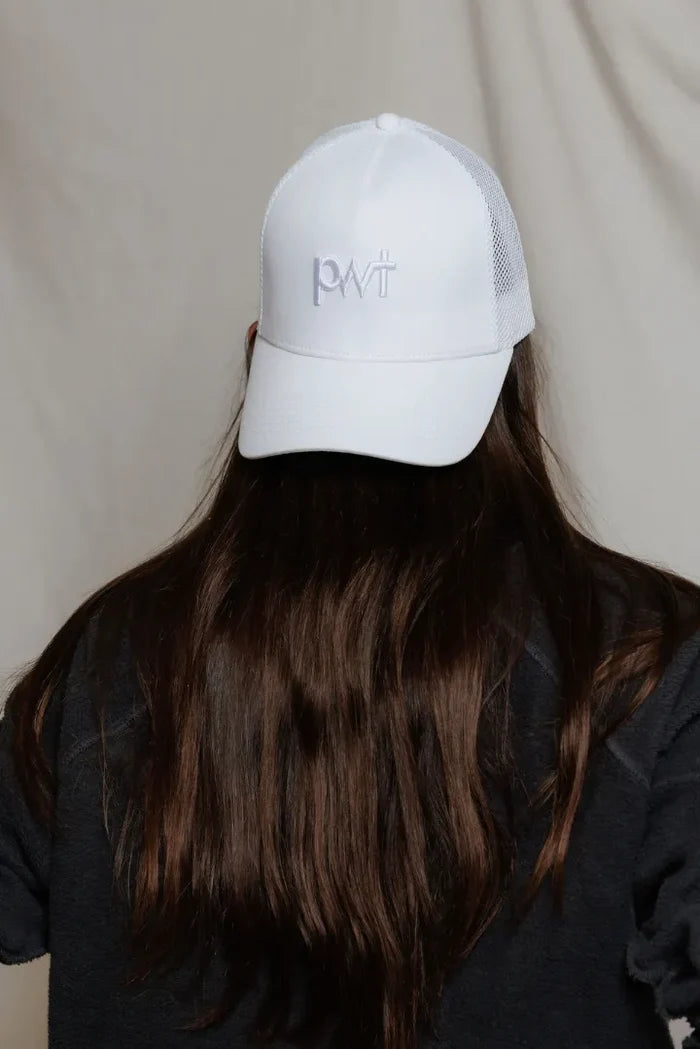o/s / white